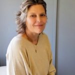 Portrait Birgit Gentis vor blauer Wand