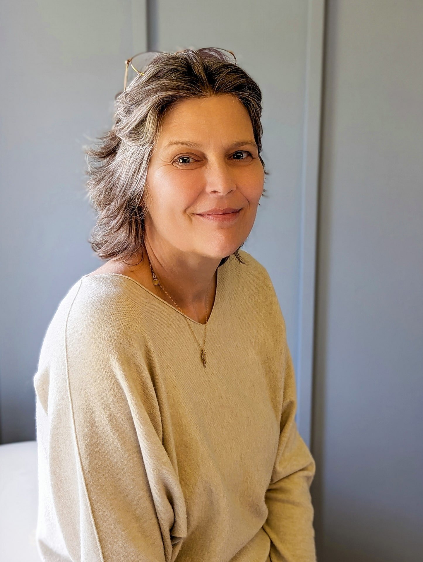 Portrait Birgit Gentis vor blauer Wand